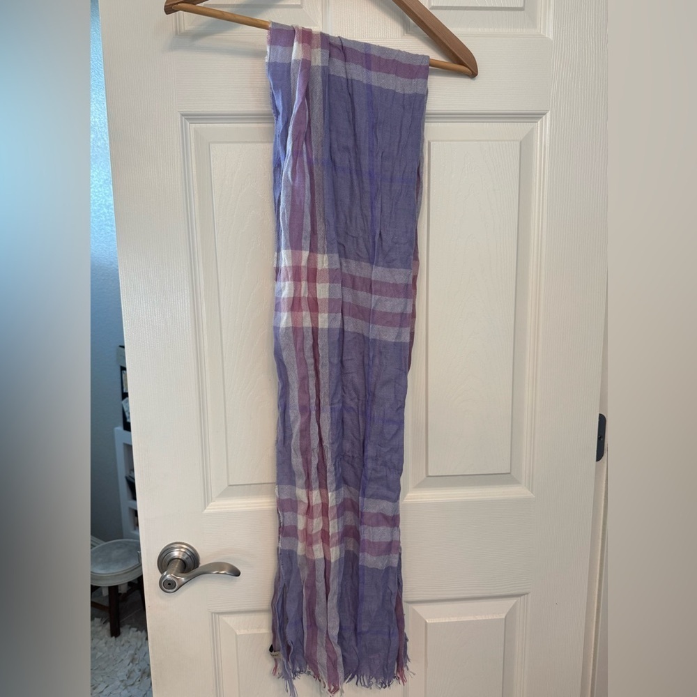 💯 % Authentic Burberry Linen Scarf in pink & Lavender hues - Picture 5 of 5